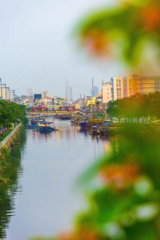 春天的西贡，运河上的船，运输春天的花为Tet到benbinh Dong露天市场，越南人高兴与农历新年，越南